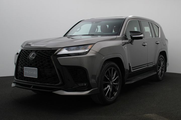 Lexus LX600 1